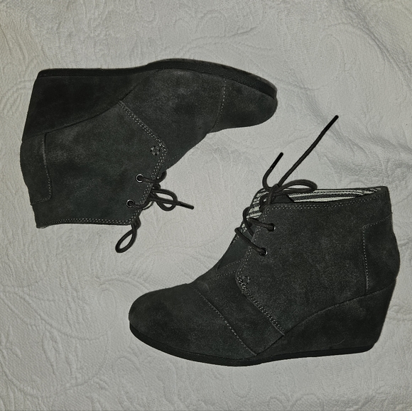 TOMS Dark Gray Suede Comfort Wedge Booties Shoes Women’s Size 9 Fall Boots - Picture 8 of 10